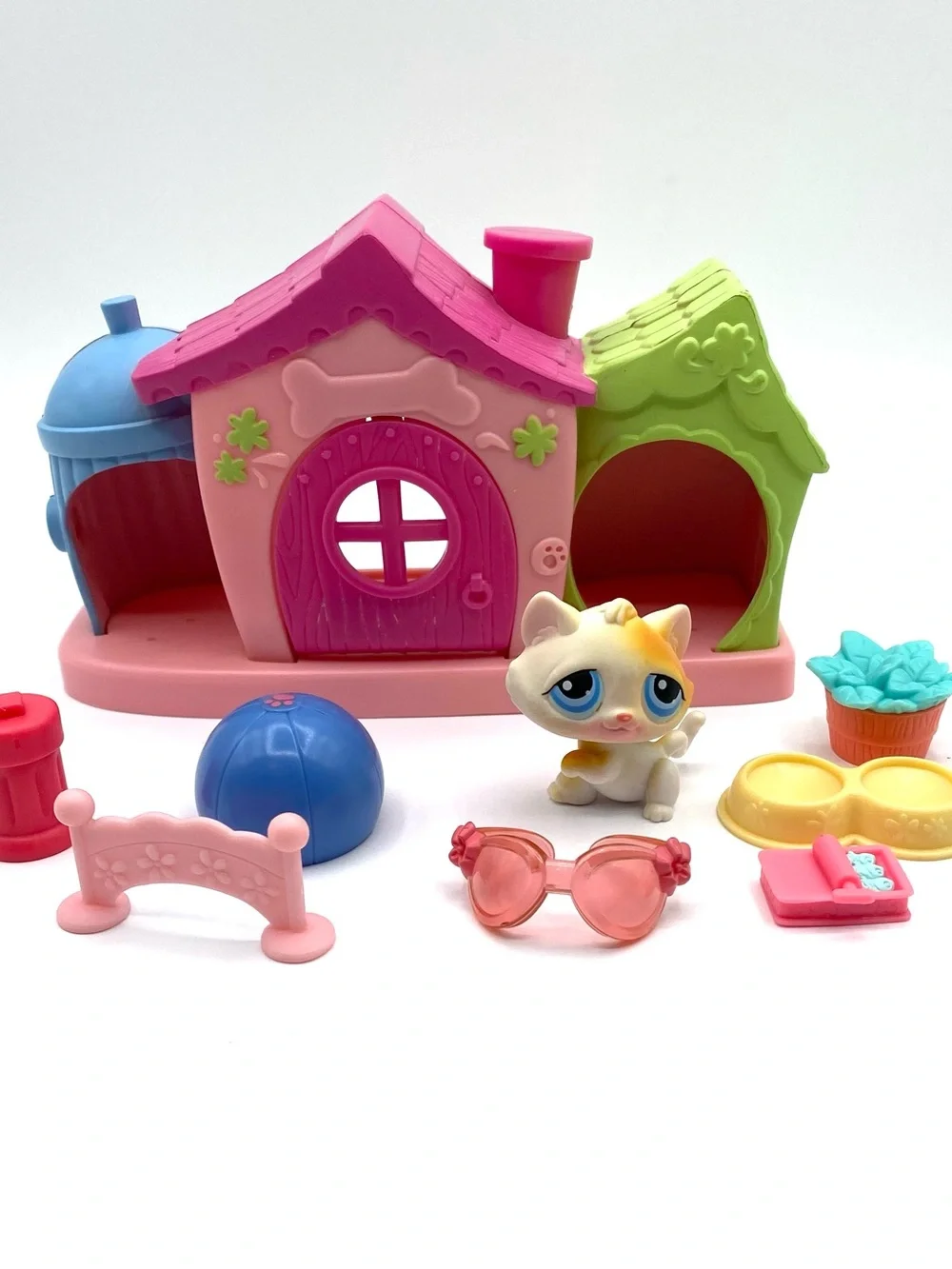 Littlest Pet Shop LPS House with Assorted Accessories 2004